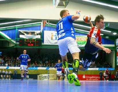 Torwurf von Finn Kretschmer (Lübeck) , links Benas Petreikis (Aue) Handball 2.Liga 2018 19 EHV Aue - VfL Lübeck-Schwartau am 16.3.2019 EHV Aue - VfL Lübeck-Schwartau