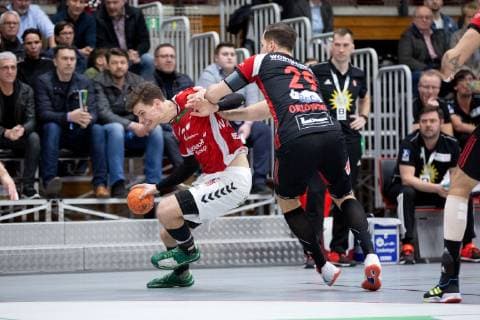 Lübbecke, Deutschland 16.03.2019: 2. Handball Bundesliga - 2018 2019 - TuS-N-Lübbecke vs. Handball Sportverein Hamburg (L-R) Finn Wullenweber (Hamburg), Marian Orlowski (Lübbecke) Lübbecke Nordrhein-Westfalen Deutschland Merkur Arena