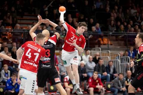Lübbecke, Deutschland 16.03.2019: 2. Handball Bundesliga - 2018 2019 - TuS-N-Lübbecke vs. Handball Sportverein Hamburg (L-R) Dominik Vogt (Hamburg), Marko Bagaric (Lübbecke), Philipp Bauer (Hamburg) Lübbecke Nordrhein-Westfalen Deutschland Merkur Arena