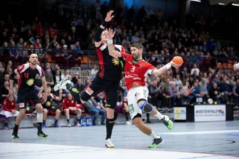 Lübbecke, Deutschland 16.03.2019: 2. Handball Bundesliga - 2018 2019 - TuS-N-Lübbecke vs. Handball Sportverein Hamburg (L-R) Patryk Walczak (Lübbecke), Stefan Schröder (Hamburg) Lübbecke Nordrhein-Westfalen Deutschland Merkur Arena