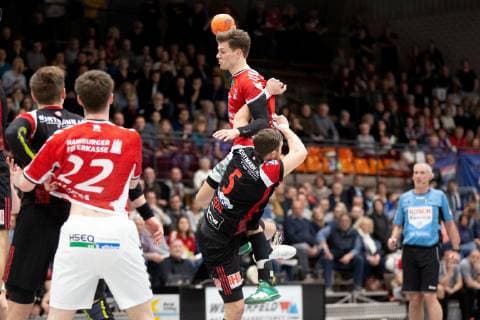 Lübbecke, Deutschland 16.03.2019: 2. Handball Bundesliga - 2018 2019 - TuS-N-Lübbecke vs. Handball Sportverein Hamburg (L-R) Finn Wullenweber (Hamburg), Jo Gerrit Genz (Lübbecke) Lübbecke Nordrhein-Westfalen Deutschland Merkur Arena