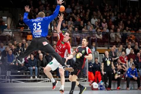 Lübbecke, Deutschland 16.03.2019: 2. Handball Bundesliga - 2018 2019 - TuS-N-Lübbecke vs. Handball Sportverein Hamburg (L-R) Joel Birlehm (Lübbecke), Dominik Axmann (Hamburg) Lübbecke Nordrhein-Westfalen Deutschland Merkur Arena