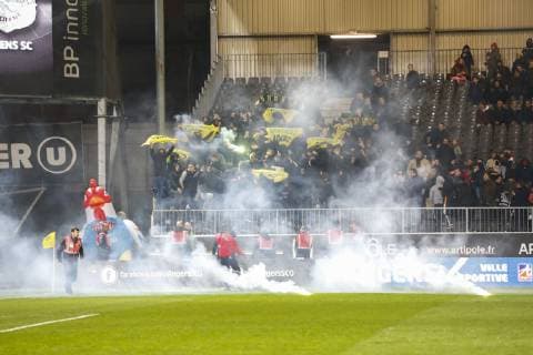Fußball, Fans des FC Nantes sorgen für Unterbrechung der Partie SCO Angers - SC Amiens Fumigenes et ambiance supporters (Nantais) venus manifester FOOTBALL : Angers vs Amiens - Ligue 1 - 16 03 2019 GwendolineLeGoff Panoramic 