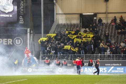 Fußball, Fans des FC Nantes sorgen für Unterbrechung der Partie SCO Angers - SC Amiens Fumigenes et ambiance supporters (Nantais) venus manifester FOOTBALL : Angers vs Amiens - Ligue 1 - 16 03 2019 GwendolineLeGoff Panoramic 
