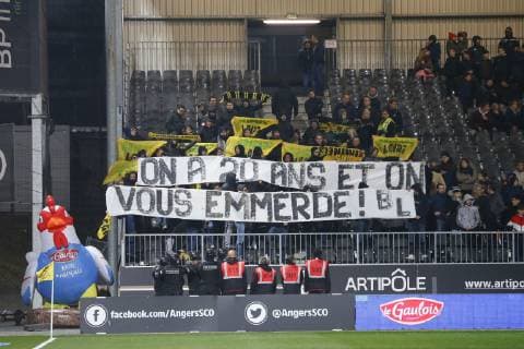 Fußball, Fans des FC Nantes sorgen für Unterbrechung der Partie SCO Angers - SC Amiens Banderole et ambiance supporters (Nantais) venus manifester FOOTBALL : Angers vs Amiens - Ligue 1 - 16 03 2019 GwendolineLeGoff Panoramic 
