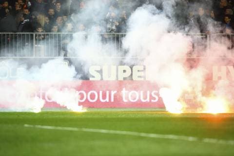 Fußball, Fans des FC Nantes sorgen für Unterbrechung der Partie SCO Angers - SC Amiens Fumigenes et ambiance supporters (Nantais) venus manifester FOOTBALL : Angers vs Amiens - Ligue 1 - 16 03 2019 GwendolineLeGoff Panoramic 