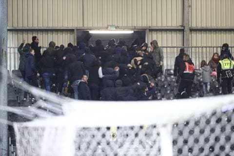 Fußball, Fans des FC Nantes sorgen für Unterbrechung der Partie SCO Angers - SC Amiens Sortie supporters Nantais venus manifester FOOTBALL : Angers vs Amiens - Ligue 1 - 16 03 2019 GwendolineLeGoff Panoramic 