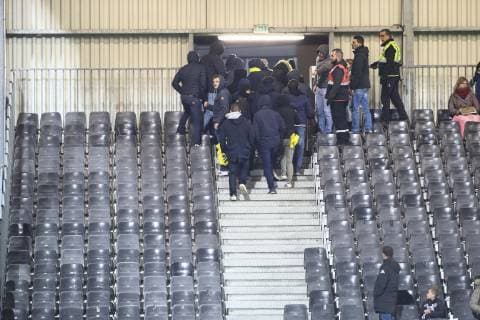 Sport Bilder des Tages Fußball, Fans des FC Nantes sorgen für Unterbrechung der Partie SCO Angers - SC Amiens Sortie supporters Nantais venus manifester FOOTBALL : Angers vs Amiens - Ligue 1 - 16 03 2019 GwendolineLeGoff Panoramic 