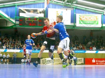 Finn Kretschmer (Lübeck , links) im Zweikampf mit Benas Petreikis (Aue) Handball 2.Liga 2018 19 EHV Aue - VfL Lübeck-Schwartau 26:27 am 16.3.2019 EHV Aue - VfL Lübeck-Schwartau