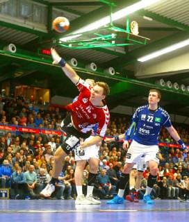 Fynn Ranke (Lübeck) , rechts Petr Slachta (Aue) Handball 2.Liga 2018 19 EHV Aue - VfL Lübeck-Schwartau 26:27 am 16.3.2019 EHV Aue - VfL Lübeck-Schwartau