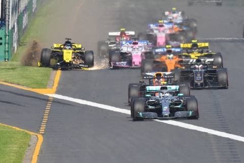 March 17, 2019: Daniel Ricciardo (AUS) 3 from the Renault F1 Team crashes at the start of the 2019 Australian Formula One Grand Prix at Albert Park, Melbourne, Australia. Cal Media Formula One 2019: Australia - Race Day - ZUMAc04_ 20190317_zaf_c04_010 Copyright: xSydneyxLowx