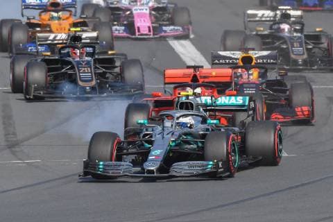 March 17, 2019: Valtteri Bottas (FIN) 77 from the Mercedes AMG Petronas Motorsport team is fastest off the grid and leads into turn 1 of the 2019 Australian Formula One Grand Prix at Albert Park, Melbourne, Australia. Cal Media Formula One 2019: Australia - Race Day - ZUMAc04_ 20190317_zaf_c04_012 Copyright: xSydneyxLowx