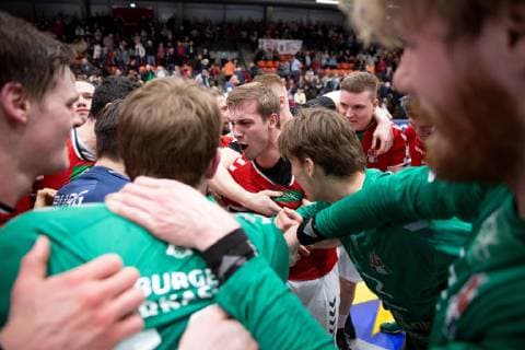 Lübbecke, Deutschland 16.03.2019: 2. Handball Bundesliga - 2018 2019 - TuS-N-Lübbecke vs. Handball Sportverein Hamburg Die Mannschaft von Hamburg nach dem Spiel in einer Jubeltraube, (M) Niklas Weller (Hamburg) Lübbecke Nordrhein-Westfalen Deutschland Merkur Arena