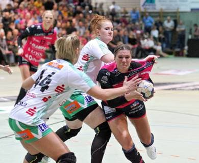 93 Julia Behnke (TusSis Metzingen) 44 Ana Petrinja (FRISCH AUF Goeppingen) 32 Lina Krhlikar (FRISCH AUF Goeppingen) Handball 1. HBF TusSies Metzingen vs. FRISCH AUF Goeppingen 2019-03-16 Handball 1. HBF Frauen TusSies Metzingen vs. FRISCH AUF Goeppingen Metzingen Copyright: xBaur xEibner-Pressefotox EP_soba