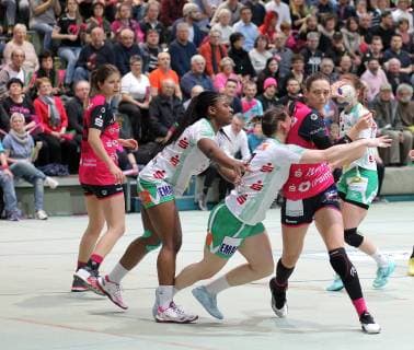 8 Monika Kobylinska (TusSis Metzingen) 9 Johanna Schindler (FRISCH AUF Goeppingen, mi.) 10 Prudence Georgette Kinlend (FRISCH AUF Goeppingen, li.) Handball 1. HBF TusSies Metzingen vs. FRISCH AUF Goeppingen 2019-03-16 Handball 1. HBF Frauen TusSies Metzingen vs. FRISCH AUF Goeppingen Metzingen Copyright: xBaur xEibner-Pressefotox EP_soba