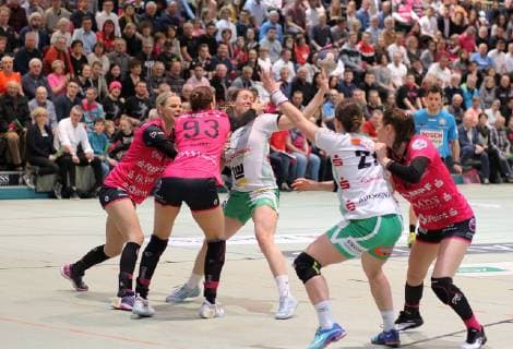 9 Johanna Schindler (FRISCH AUF Goeppingen) 13 Shenia Minevskaja (TusSis Metzingen, li.) 93 Julia Behnke (TusSis Metzingen) Handball 1. HBF TusSies Metzingen vs. FRISCH AUF Goeppingen 2019-03-16 Handball 1. HBF Frauen TusSies Metzingen vs. FRISCH AUF Goeppingen Metzingen Copyright: xBaur xEibner-Pressefotox EP_soba