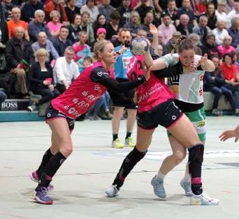 9 Johanna Schindler (FRISCH AUF Goeppingen) 13 Shenia Minevskaja (TusSis Metzingen, li.) 93 Julia Behnke (TusSis Metzingen) Handball 1. HBF TusSies Metzingen vs. FRISCH AUF Goeppingen 2019-03-16 Handball 1. HBF Frauen TusSies Metzingen vs. FRISCH AUF Goeppingen Metzingen Copyright: xBaur xEibner-Pressefotox EP_soba