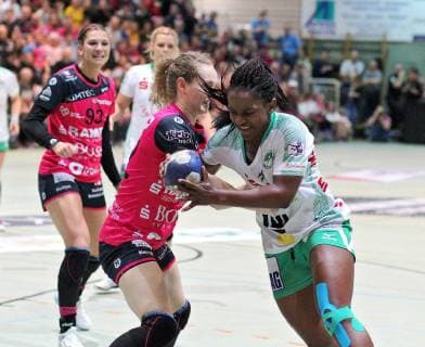 10 Prudence Georgette Kinlend (FRISCH AUF Goeppingen) 22 Maren Weigel (TusSis Metzingen) Handball 1. HBF TusSies Metzingen vs. FRISCH AUF Goeppingen 2019-03-16 Handball 1. HBF Frauen TusSies Metzingen vs. FRISCH AUF Goeppingen Metzingen Copyright: xBaur xEibner-Pressefotox EP_soba