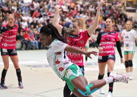 10 Prudence Georgette Kinlend (FRISCH AUF Goeppingen) 22 Maren Weigel (TusSis Metzingen) Handball 1. HBF TusSies Metzingen vs. FRISCH AUF Goeppingen 2019-03-16 Handball 1. HBF Frauen TusSies Metzingen vs. FRISCH AUF Goeppingen Metzingen Copyright: xBaur xEibner-Pressefotox EP_soba