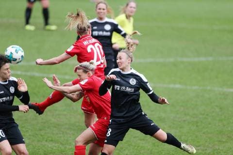 1.FC Köln vs. SV 67 Weinberg Fussball 2. Bundesliga Frauen Franz-Kremer-Stadion Mitte von links:Isabelle Linden (1.FC Köln), Anna-Sophie Fliege (Weinberg) 17.03.2019