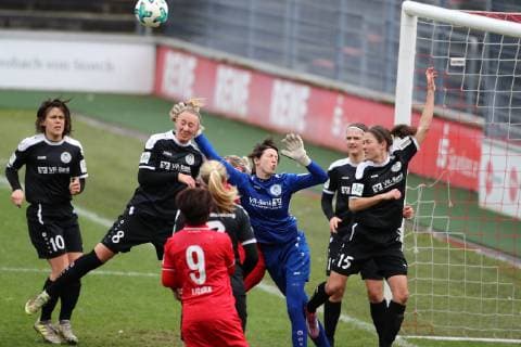 1.FC Köln vs. SV 67 Weinberg Fussball 2. Bundesliga Frauen Franz-Kremer-Stadion Torhüterin Anja Treiber (Weinberg) klrt vor Yuka Hirano (1.FC Köln) 17.03.2019