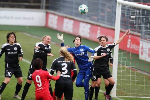 1.FC Köln vs. SV 67 Weinberg Fussball 2. Bundesliga Frauen Franz-Kremer-Stadion Torhüterin Anja Treiber (Weinberg) klrt vor Yuka Hirano (1.FC Köln) 17.03.2019