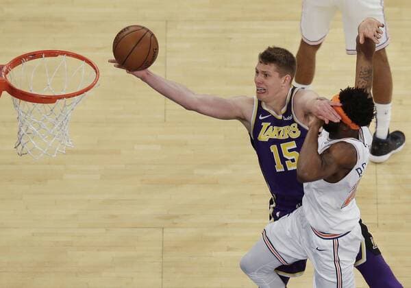 Los Angeles Lakers Moritz Wagner drives to the basket while putting his hand in the face of New York Knicks Mitchell Robinson at Madison Square Garden in New York City on March 17, 2019. The Knicks defeated the Lakers 124-123.  NYP20190317125 JOHNxANGELILLO