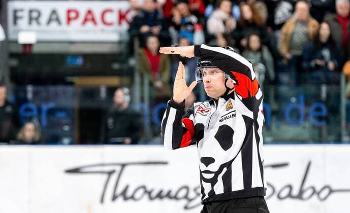 15.03.2019 - Eishockey - Saison 2018 2019 - DEL - Playoffs Viertelfinale 2. Spieltag: Thomas Sabo Ice Tigers Icetigers Nürnberg - Adler Mannheim - ThHa - Timeout Schiedsrichter Symbolbild, Featurebild