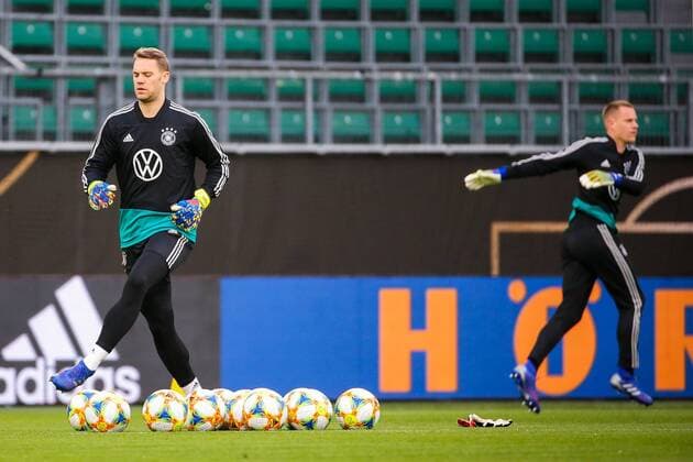 v.li. Torhueter Manuel Neuer (Deutschland) und Torhueter Marc-Andre ter Stegen (Deutschland) DFB regulations prohibit any use of photographs as image sequences and or quasi-video. GER, Fussball, Laenderspiel, Abschlusstraining des DFB Team, 19.03.2019 Wolfsburg Copyright: xTomxWellerx xEibner-Pressefotox EP_eer