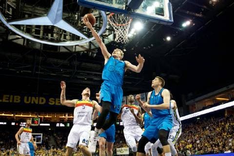 Basketball Berlin 19.03.2019 Eurocup Halbfinale Spiel 1 Saison 2018 2019 Alba Berlin - MoraBanc Andorra Niels Giffey (Alba Berlin, No.05) Rafa Luz (Andorra, No.05)