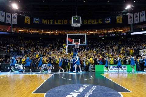 Basketball Berlin 19.03.2019 Eurocup Halbfinale Spiel 1 Saison 2018 2019 Alba Berlin - MoraBanc Andorra Alba Fans Spieler bedanken sich Ehrenrunde