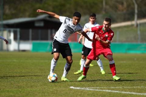 Malik Tillman (Deutschland) im Zweikampf mit Vladislav Sychev (Weissrussland) Deutschland vs Weissrussland, U17 U 17 EM-Qualifikation, 20.03.2019 DFB regulations prohibit any use of photographs as image sequences and or quasi-video. Deutschland vs Weissrussland, U17-EM-Qualifikation, 20.03.2019 Idar-Oberstein Copyright: xEibner-Pressefotox