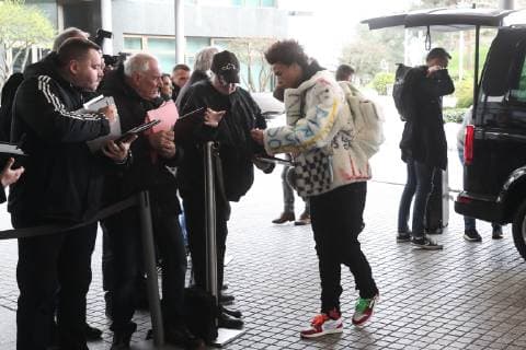 Leroy Sane (Deutschland) - Ankunft im Ritz Carlton Hotel in Wolfsburg zum Freundschaftsspiel Deutschland vs. Serbien in der Volkswagen Arena in Wolfsburg - Deutschland, Fussball, Mann, Maenner,18.03.2019 *** Leroy Sane Germany Arrival at the Ritz Carlton Hotel in Wolfsburg for a friendly match Germany vs. Serbia at the Volkswagen Arena in Wolfsburg Germany Football Man Men 18 03 2019