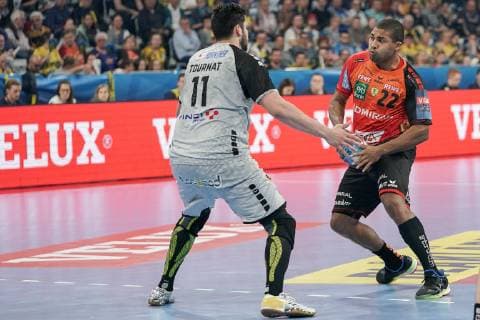 v.li.: Nicolas Tournat (HBC, 11), Mads Mensah Larsen (RNL, 22), Aktion, Action, Spielszene, Handball, Champions League, Rhein-Neckar Löwen - HBC Nantes,