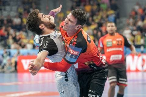 v.li.: David Balaguer Romeu (HBC, 19), Andre Schmid (Andy Schmid, RNL, 2), Zweikampf, Spielszene, Duell, duel, tackle, tackling, Dynamik, Action, Aktion, Handball, Champions League, Rhein-Neckar Löwen - HBC Nantes,