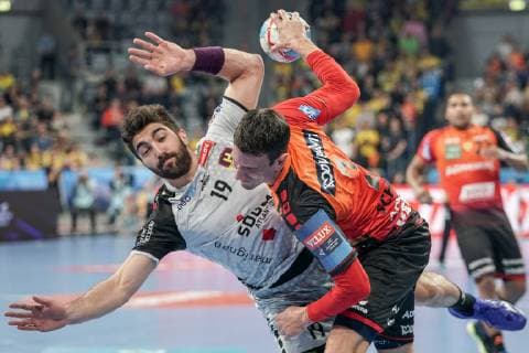 v.li.: David Balaguer Romeu (HBC, 19), Andre Schmid (Andy Schmid, RNL, 2), Zweikampf, Spielszene, Duell, duel, tackle, tackling, Dynamik, Action, Aktion, Handball, Champions League, Rhein-Neckar Löwen - HBC Nantes,