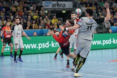 v.li.: Jannik Kohlbacher (RNL, 80), Nicolas Tournat (HBC, 11), beim Sprungwurf, Wurf, Torwurf, Action, Aktion, Spielszene, Handball, Champions League, Rhein-Neckar Löwen - HBC Nantes,