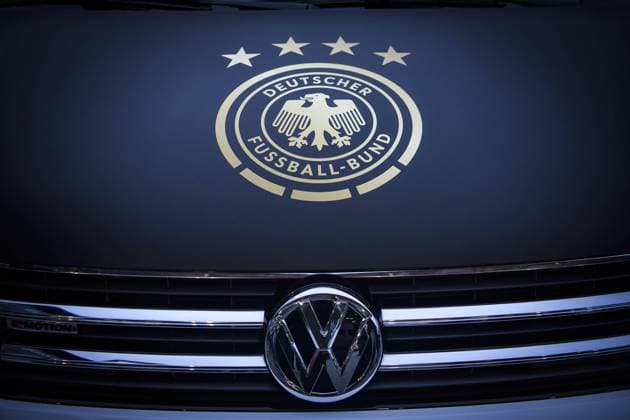 20.03.2019, xkvx, Fussball Freundschaftsspiel, Deutschland - Serbien emspor, v.l. DFB Logo VW Logo Volkswagen Multivan Emblem Bus Fahrzeug Mobilitaetspartner Sponsor Autosponsor (DFL DFB REGULATIONS PROHIBIT ANY USE OF PHOTOGRAPHS as IMAGE SEQUENCES and or QUASI-VIDEO) Wolfsburg