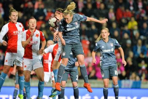 Kopfball von Kristin Demann (FC Bayern Muenchen) Prag, Tschechien, 20.03.2019, Fussball, Frauenfussball, Slavia Prag - FC Bayern München,