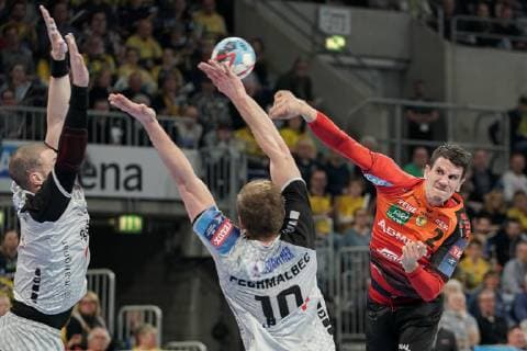 v.li.: Romaric Guillo (HBC, 5), Dragan Pechmalbec (HBC, 10), Andre Schmid (Andy Schmid, RNL, 2), beim Sprungwurf, Wurf, Torwurf, Action, Aktion, Spielszene, Handball, Champions League, Rhein-Neckar Löwen - HBC Nantes,