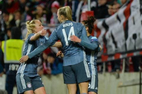 Torjubel von Mandy Islacker (FC Bayern Muenchen), Fridolina Rolfö (FC Bayern Muenchen), Lina Magull (FC Bayern Muenchen) nach dem 1:0 für den FC Bayern München Prag, Tschechien, 20.03.2019, Fussball, Frauenfussball, Slavia Prag - FC Bayern München,