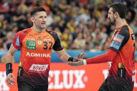 v.li.: Alexander Petersson (RNL, 32), Ilija Abutovic (RNL, 20), jubeln über ein Tor, Jubel, Torjubel, Torerfolg, celebrate the goal, goal, celebration, Jubel ueber das Tor, optimistisch, Spielszene, Highlight, Action, Aktion, Handball, Champions League, Rhein-Neckar Löwen - HBC Nantes,