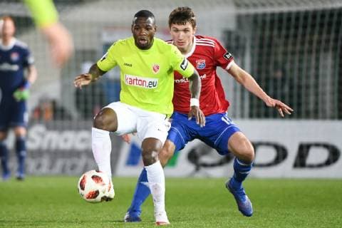 v.li.: Streli Mamba (Energie Cottbus, 11) Christoph Greger (Unterhaching, 15) im Zweikampf, Duell, duel, tackle, Dynamik, Action, Aktion, Fussball, 3. Liga, SpVgg Unterhaching - FC Energie Cottbus, DFB REGULATIONS PROHIBIT ANY USE OF PHOTOGRAPHS AS IMAGE SEQUENCES AND OR QUASI-VIDEO.