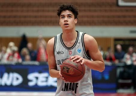 v.li.: Joshua Obiesie (s.Oliver Würzburg) beim Freiwurf, Einzelbild, Basketball, FIBA Europe Cup, S.Oliver Würzburg - Avtodor-Saratov,