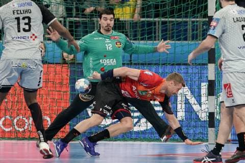 v.li.: Kevin Bonnefoi (Torwart, HBC, 12) kann den Rückhandwurf von Gudjon Valur Sigurdsson (RNL, 9) nicht halten, erzielt das Tor zum 26:23, Treffer, Torerfolg, Highlight, Action, Aktion, Spielszene, Handball, Champions League, Rhein-Neckar Löwen - HBC Nantes,