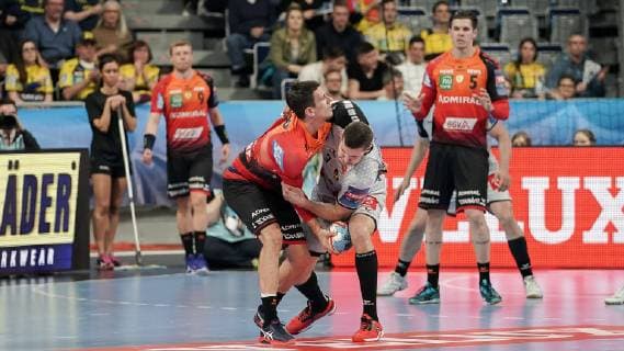 v.li.: Andre Schmid (Andy Schmid, RNL, 2), Florian Delecroix (HBC, 3), Zweikampf, Spielszene, Duell, duel, tackle, tackling, Dynamik, Action, Aktion, Handball, Champions League, Rhein-Neckar Löwen - HBC Nantes,