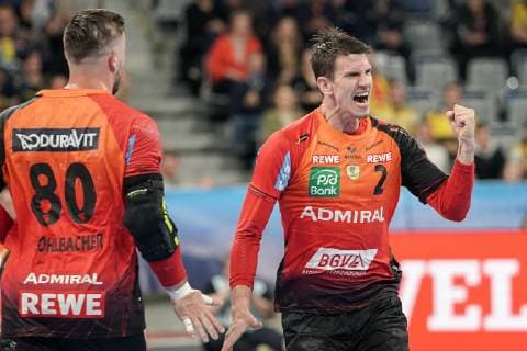 v.li.: Jannik Kohlbacher (RNL, 80), Andre Schmid (Andy Schmid, RNL, 2), jubeln über das Tor zum 29:25, Jubel, Torjubel, Torerfolg, celebrate the goal, goal, celebration, Jubel ueber das Tor, optimistisch, Spielszene, Highlight, Action, Aktion, Handball, Champions League, Rhein-Neckar Löwen - HBC Nantes,
