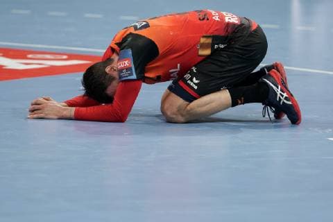 Andre Schmid (Andy Schmid, RNL, 2) liegt enttäuscht auf dem Boden, weil es am Ende nur zu einem 2-Tore-Vorsprung reichte, Aktion, Action, Spielszene, Handball, Champions League, Rhein-Neckar Löwen - HBC Nantes,