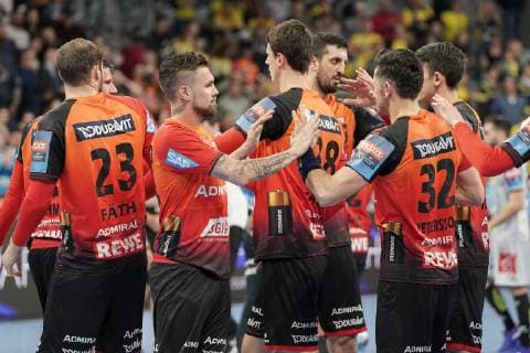 Spieler der Rhein-Neckar-Löwen, verhaltener Jubel nach dem Spielende, es war mehr drin gewesen, Jubel nach dem Schlusspfiff, Sieg, Sieger, Gewinner, jubelt, jubeln, Freude, optimistisch, Highlight, Action, Aktion, Handball, Champions League, Rhein-Neckar Löwen - HBC Nantes,