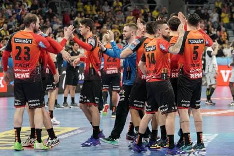 Spieler der Rhein-Neckar-Löwen, verhaltener Jubel nach dem Spielende, es war mehr drin gewesen, Jubel nach dem Schlusspfiff, Sieg, Sieger, Gewinner, jubelt, jubeln, Freude, optimistisch, Highlight, Action, Aktion, Handball, Champions League, Rhein-Neckar Löwen - HBC Nantes,